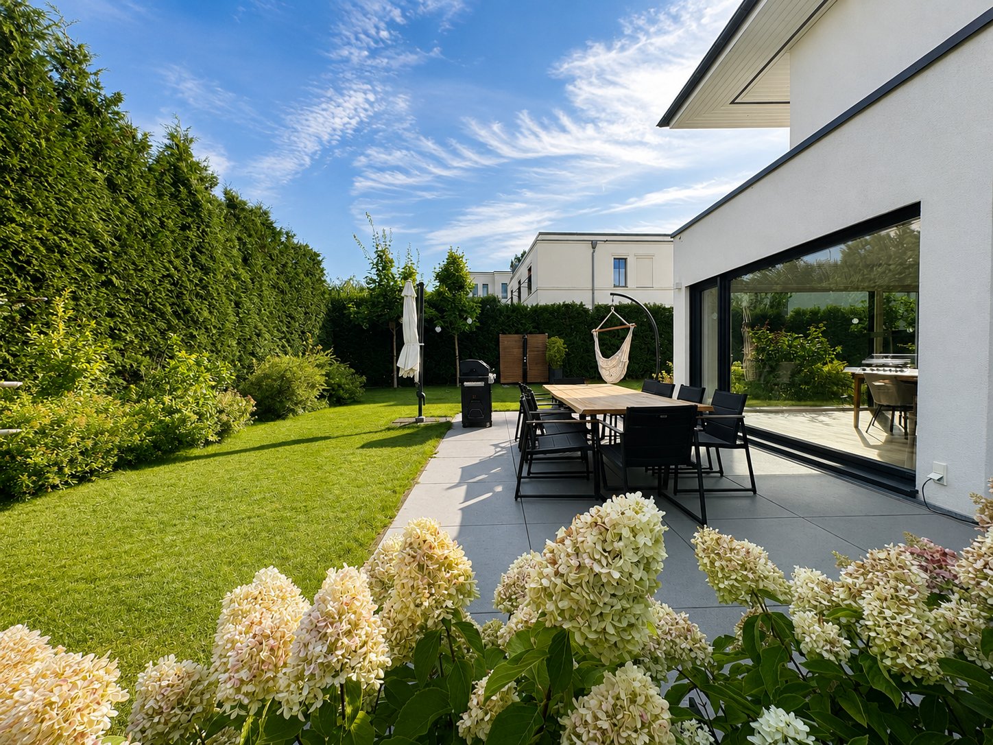 Terrasse mit Hortensien