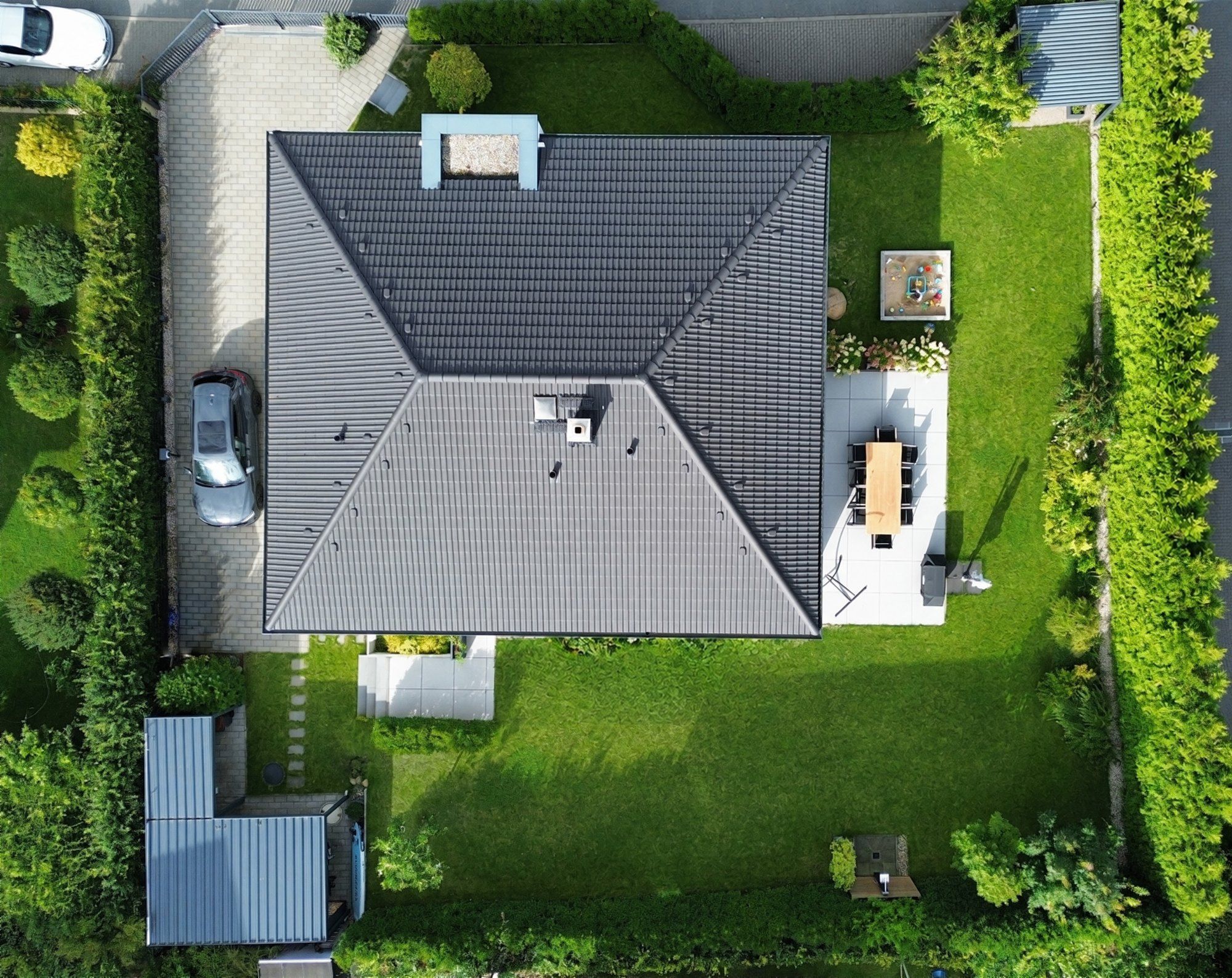 Luftaufnahme des 822 m² großen Grundstücks mit Haus, Terrasse und Garten