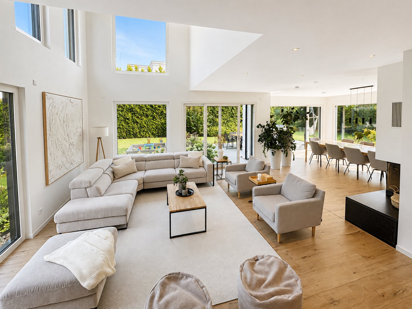 Offener Wohn- und Essbereich mit Galerie und Blick in den Garten